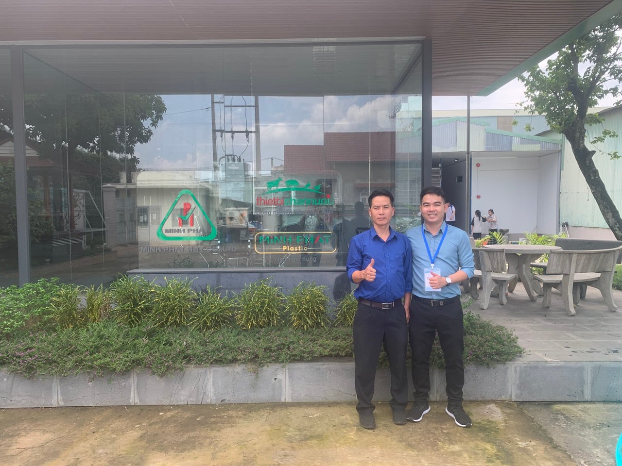 Group photo with sales person contacted